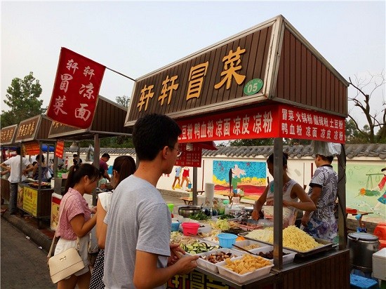 01.成都大学美食街实践调研现场 团队成员对摊主进行访问 中国青年网通讯员林睿摄 - 副本.jpg